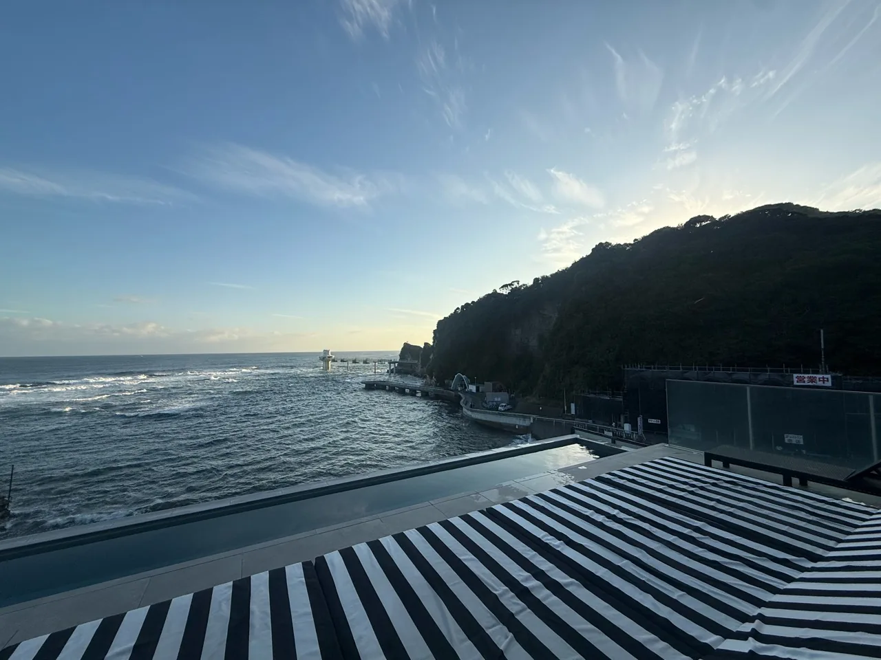 屋外ラウンジから眺める勝浦の海